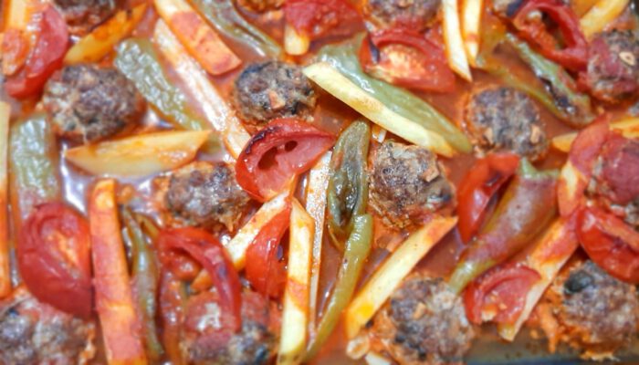 FIRINDA KÖFTE PATATES YEMEĞİ